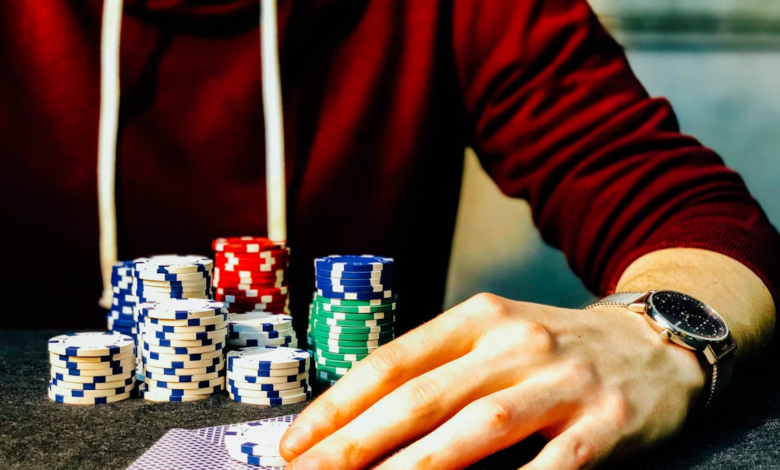 Explaining The Smart Gambler's Paradox: The Greater Your Knowledge, the Greater Your Loss Explaining The Smart Gambler's Paradox: The Greater Your Knowledge, the Greater Your Loss